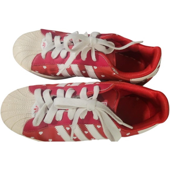 ❤️✨ Adidas Superstar Sneakers – Red & White Heart Print – Youth Size 5.5 US ✨ ❤️ - Picture 5 of 8